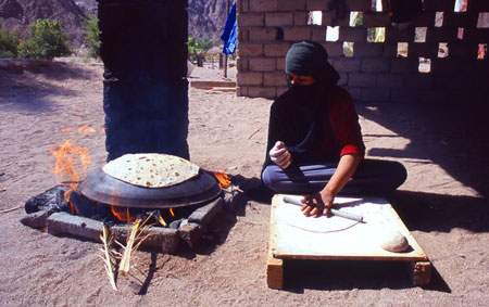 Beduin som bakar brd t mig under ramadan, Egypten.
