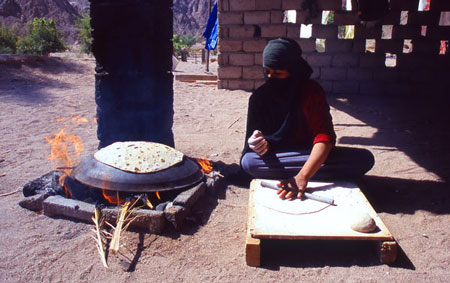 Beduin som bakar bröd åt mig under ramadan, Egypten.