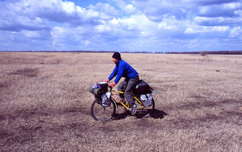 Jag cyklar p en gen- och senvg ver en ker, Ryssland. 