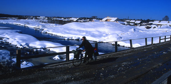 Jag cyklar ver en trbro p valdagen i Ryssland.