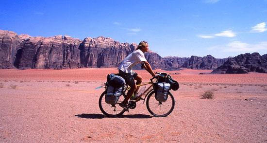Jag cyklar i Wadi Rum.