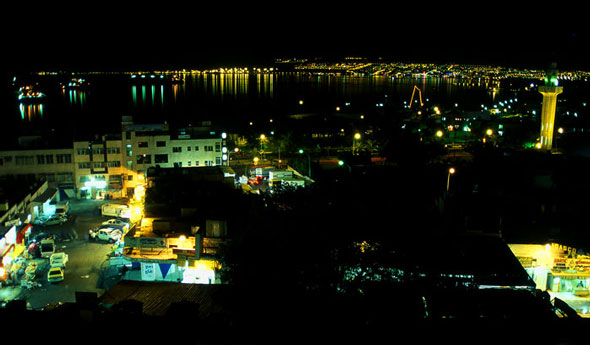 Aqaba i Jordanien nattetid och Eilat i Israel i bakgrunden.