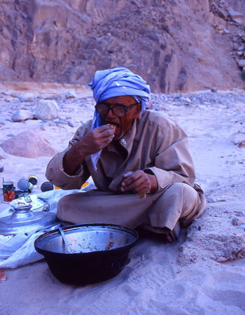 Beduin som tvingas "fuska" under ramadan fr att inte kollapsa (igen), Egypten.