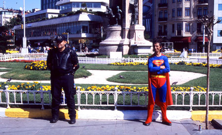 Stålmannen hjälper(?) polisen att hålla lugnt under demonstrationerna mot president Bush och NATO i Istanbul. 