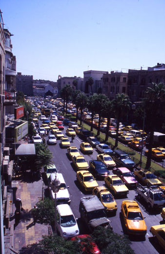 Gula taxibilar trängs i Damaskus, Syrien.