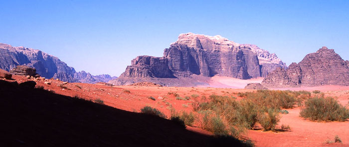 800 meter höga klippväggar reser sig ur sanden i Wadi Rum.