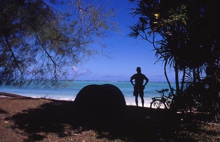 Camping vid Indiska Oceanen p en liten  utanfr Pemba.