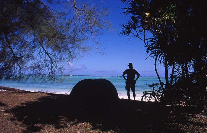 Camping vid Indiska Oceanen på en liten ö utanför Pemba.