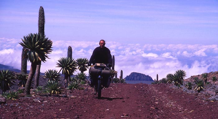 Jag cyklar de sista metrarna upp mot Etiopiens näst högsta topp på 4 377 m ö h.