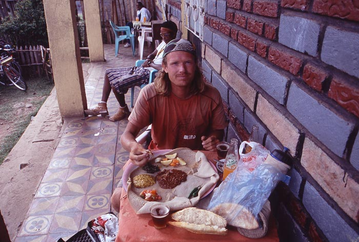 Den typiska maten i Etiopien, injera, med kryddiga rtter p. Den godaste maten i Afrika?