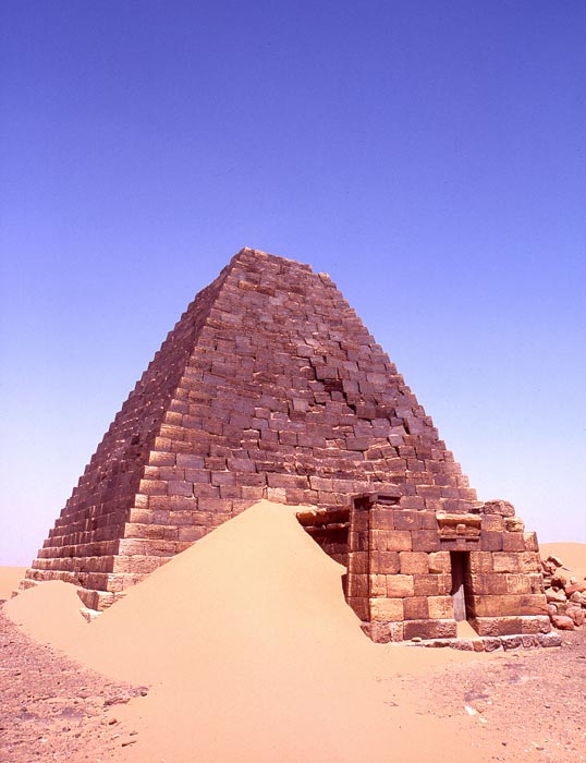 En av många småpyramider i Meroe, Sudan.