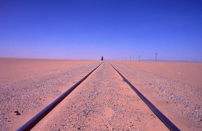 Cykling i Sahara längs järnvägen mellan Wadi Halfa och Abu Hamed, Sudan. Bilden är tagen med självutlösning på kameran.