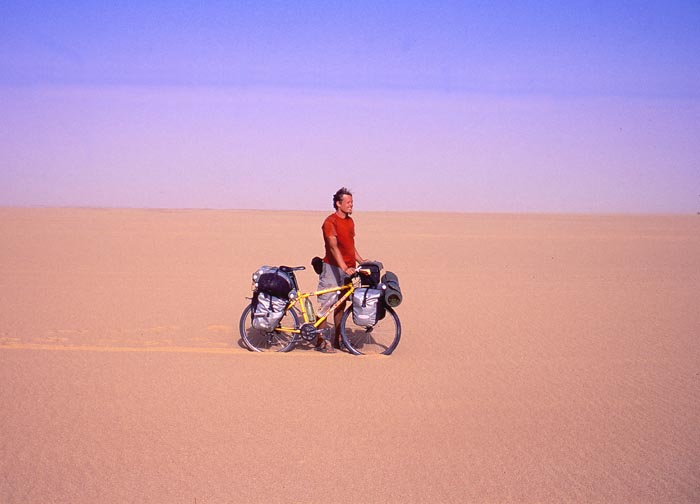 Det var inte alltid lätt att cykla i den mjuka sanden i Sahara, Sudan.