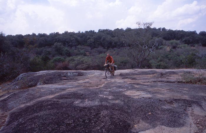 Cykling i Lake Mburos nationalpark, Uganda.