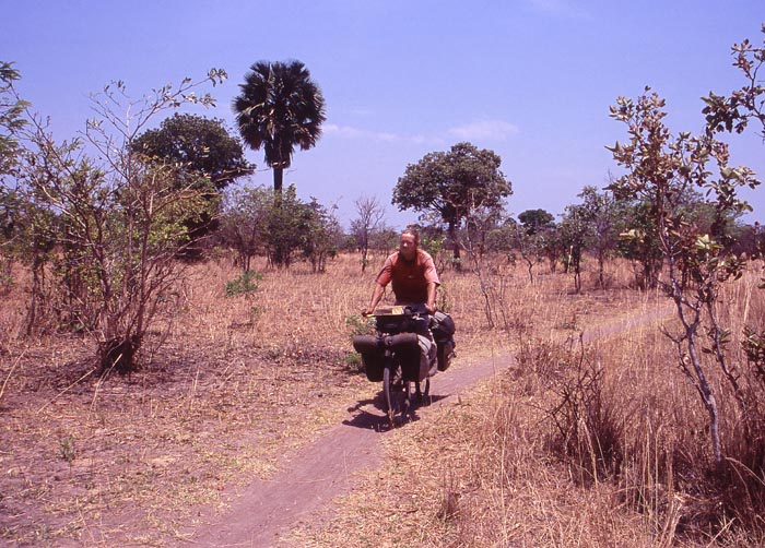 Så här såg mycket av cyklingen i västra och centrala Tanzania ut.