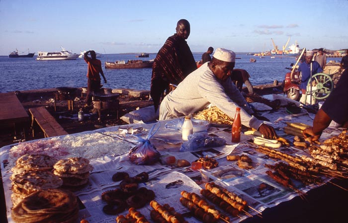 Fisk, ktt, blckfisk, rkor och mycket annat sldes vid hamnen p Zanzibar.