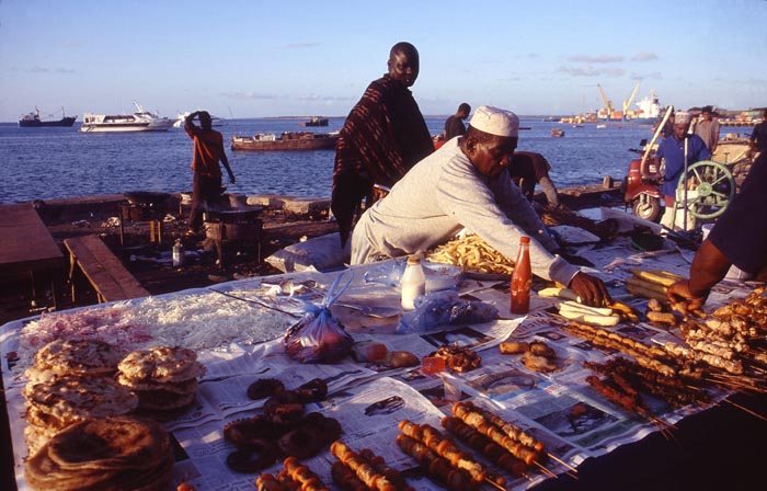 Fisk, kött, bläckfisk, räkor och mycket annat såldes vid hamnen på Zanzibar.