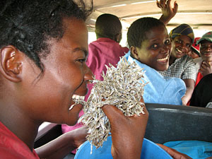 Kvinna som smakar sin torkade fisk i minibussen